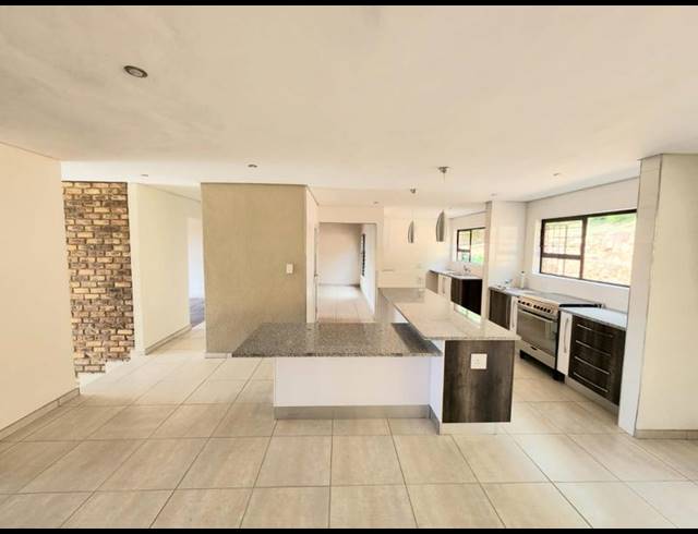 5 BEDROOM HOUSE FOR SALE IN KLOOFENDAL